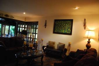 Se vende espaciosa casa con patio en Santo Domingo Heredia 23-288