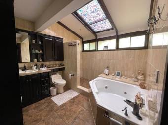 Se vende espaciosa casa con patio en Santo Domingo Heredia 23-288