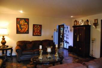 Se vende espaciosa casa con patio en Santo Domingo Heredia 23-288