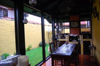 Se vende espaciosa casa con patio en Santo Domingo Heredia 23-288