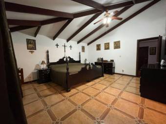 Se vende espaciosa casa con patio en Santo Domingo Heredia 23-288