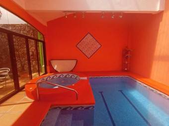 Se vende espaciosa casa con piscina en San Vicente de Moravia 24-1726