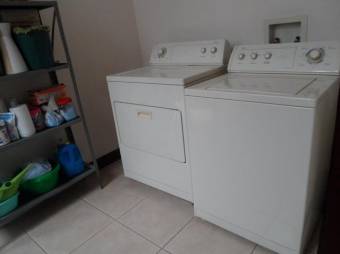 Se vende espaciosa casa con piscina en San Vicente de Moravia 24-1726