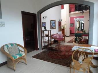 Se vende espaciosa casa con piscina en San Vicente de Moravia 24-1726