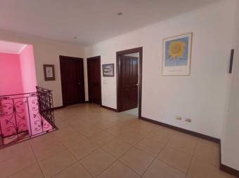 Se vende espaciosa casa con piscina en San Vicente de Moravia 24-1726