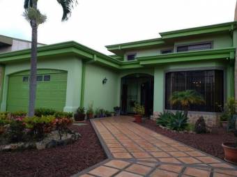 Se vende espaciosa casa con piscina en San Vicente de Moravia 24-1726