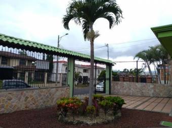 Se vende espaciosa casa con piscina en San Vicente de Moravia 24-1726