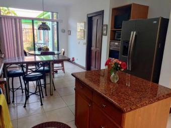 Se vende espaciosa casa con piscina en San Vicente de Moravia 24-1726