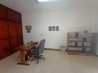 Se vende espaciosa casa con piscina en San Vicente de Moravia 24-1726