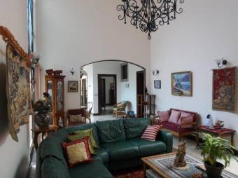 Se vende espaciosa casa con piscina en San Vicente de Moravia 24-1726