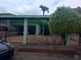 Se vende espaciosa casa con piscina en San Vicente de Moravia 24-1726