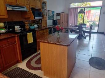 Se vende espaciosa casa con piscina en San Vicente de Moravia 24-1726