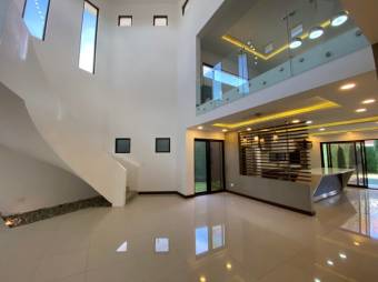 Se vende moderna casa con piscina en condominio de Ulloa 25-561 Se vende moderna casa con piscina en condominio de Ulloa 25-561