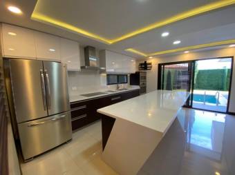 Se vende moderna casa con piscina en condominio de Ulloa 25-561 Se vende moderna casa con piscina en condominio de Ulloa 25-561