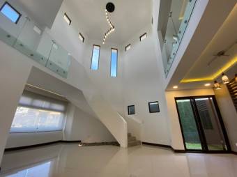 Se vende moderna casa con piscina en condominio de Ulloa 25-561 Se vende moderna casa con piscina en condominio de Ulloa 25-561