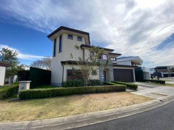 Se vende moderna casa con piscina en condominio de Ulloa 25-561 Se vende moderna casa con piscina en condominio de Ulloa 25-561