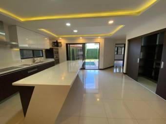 Se vende moderna casa con piscina en condominio de Ulloa 25-561 Se vende moderna casa con piscina en condominio de Ulloa 25-561