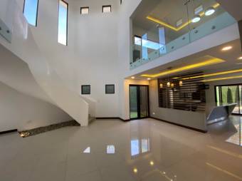 Se vende moderna casa con piscina en condominio de Ulloa 25-561 Se vende moderna casa con piscina en condominio de Ulloa 25-561