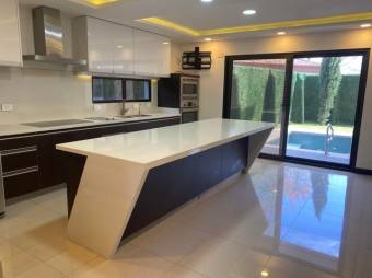 Se vende moderna casa con piscina en condominio de Ulloa 25-561 Se vende moderna casa con piscina en condominio de Ulloa 25-561