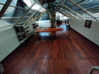 Se vende espaciosa propiedad de 3 plantas en San Francisco 2 Rios 24-542