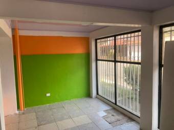 Se vende espaciosa propiedad de 3 plantas en San Francisco 2 Rios 24-542