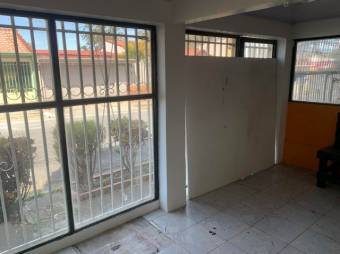 Se vende espaciosa propiedad de 3 plantas en San Francisco 2 Rios 24-542