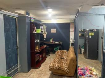 Se vende espaciosa propiedad de 3 plantas en San Francisco 2 Rios 24-542