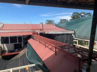 Se vende espaciosa propiedad de 3 plantas en San Francisco 2 Rios 24-542