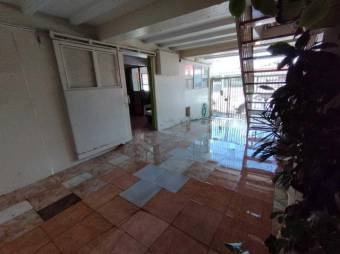 Se vende espaciosa propiedad de 3 plantas en San Francisco 2 Rios 24-542