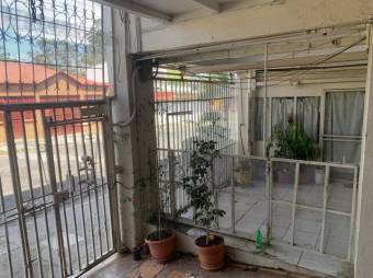 Se vende espaciosa propiedad de 3 plantas en San Francisco 2 Rios 24-542