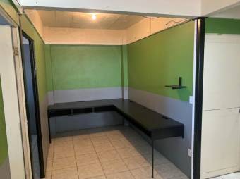 Se vende espaciosa propiedad de 3 plantas en San Francisco 2 Rios 24-542