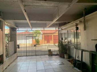 Se vende espaciosa propiedad de 3 plantas en San Francisco 2 Rios 24-542