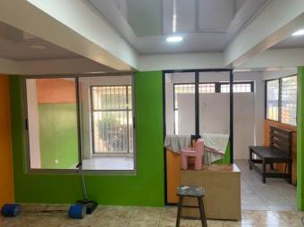 Se vende espaciosa propiedad de 3 plantas en San Francisco 2 Rios 24-542