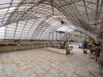 Se vende espaciosa propiedad de 3 plantas en San Francisco 2 Rios 24-542