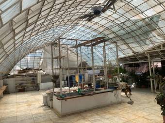 Se vende espaciosa propiedad de 3 plantas en San Francisco 2 Rios 24-542