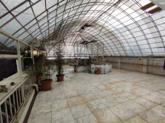 Se vende espaciosa propiedad de 3 plantas en San Francisco 2 Rios 24-542