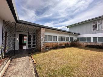 Se vende moderna casa con patio en San Pedro de San José 25-1724