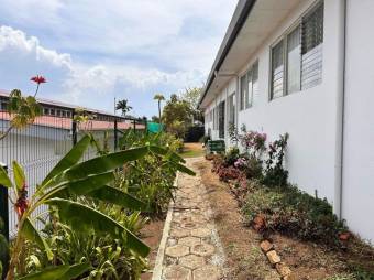 Se vende moderna casa con patio en San Pedro de San José 25-1724