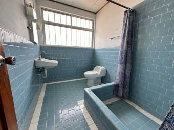 Se vende moderna casa con patio en San Pedro de San José 25-1724