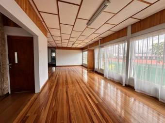 Se vende moderna casa con patio en San Pedro de San José 25-1724