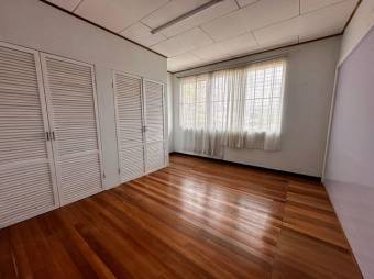 Se vende moderna casa con patio en San Pedro de San José 25-1724