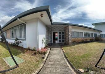 Se vende moderna casa con patio en San Pedro de San José 25-1724