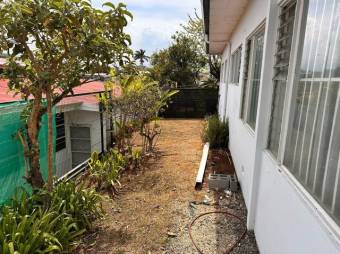 Se vende moderna casa con patio en San Pedro de San José 25-1724