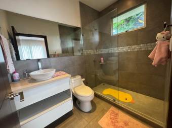 Se vende moderna casa con patio y terraza en Ciudad Colón 25-700