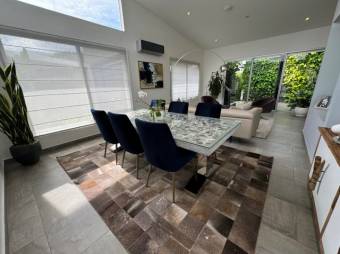 Se vende moderna casa con patio y terraza en Ciudad Colón 25-700