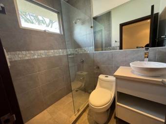 Se vende moderna casa con patio y terraza en Ciudad Colón 25-700