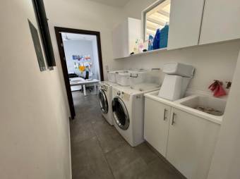 Se vende moderna casa con patio y terraza en Ciudad Colón 25-700