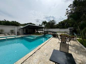 Se vende moderna casa con patio y terraza en Ciudad Colón 25-700