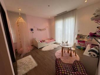 Se vende moderna casa con patio y terraza en Ciudad Colón 25-700