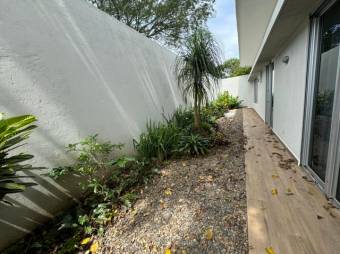 Se vende moderna casa con patio y terraza en Ciudad Colón 25-700